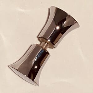 Dørknott i metall for dusjdører og dusjkabinetter.